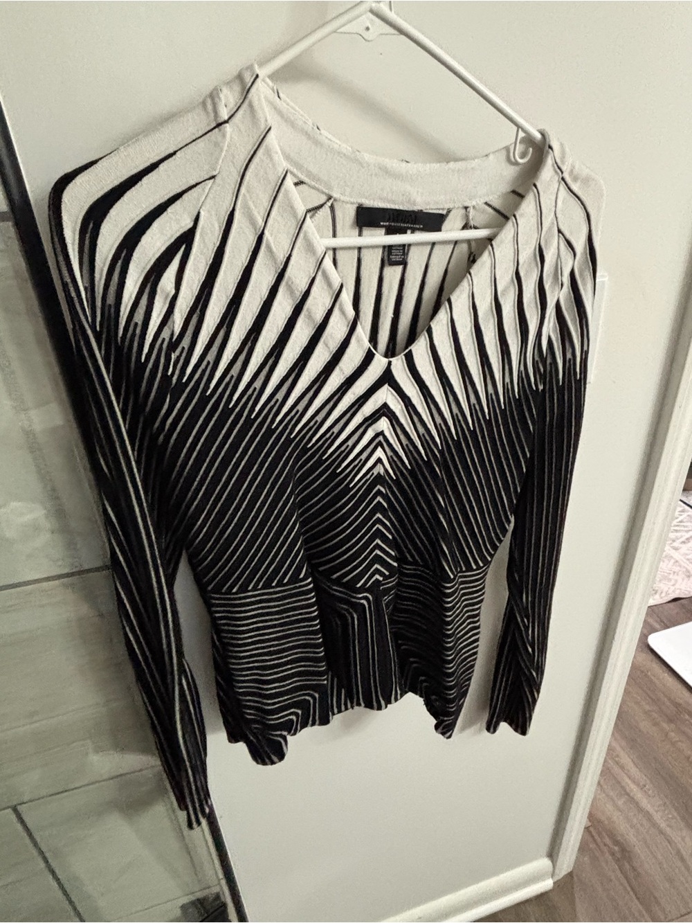 White House Black Market Black & White V-Neck Long Sleeve Top